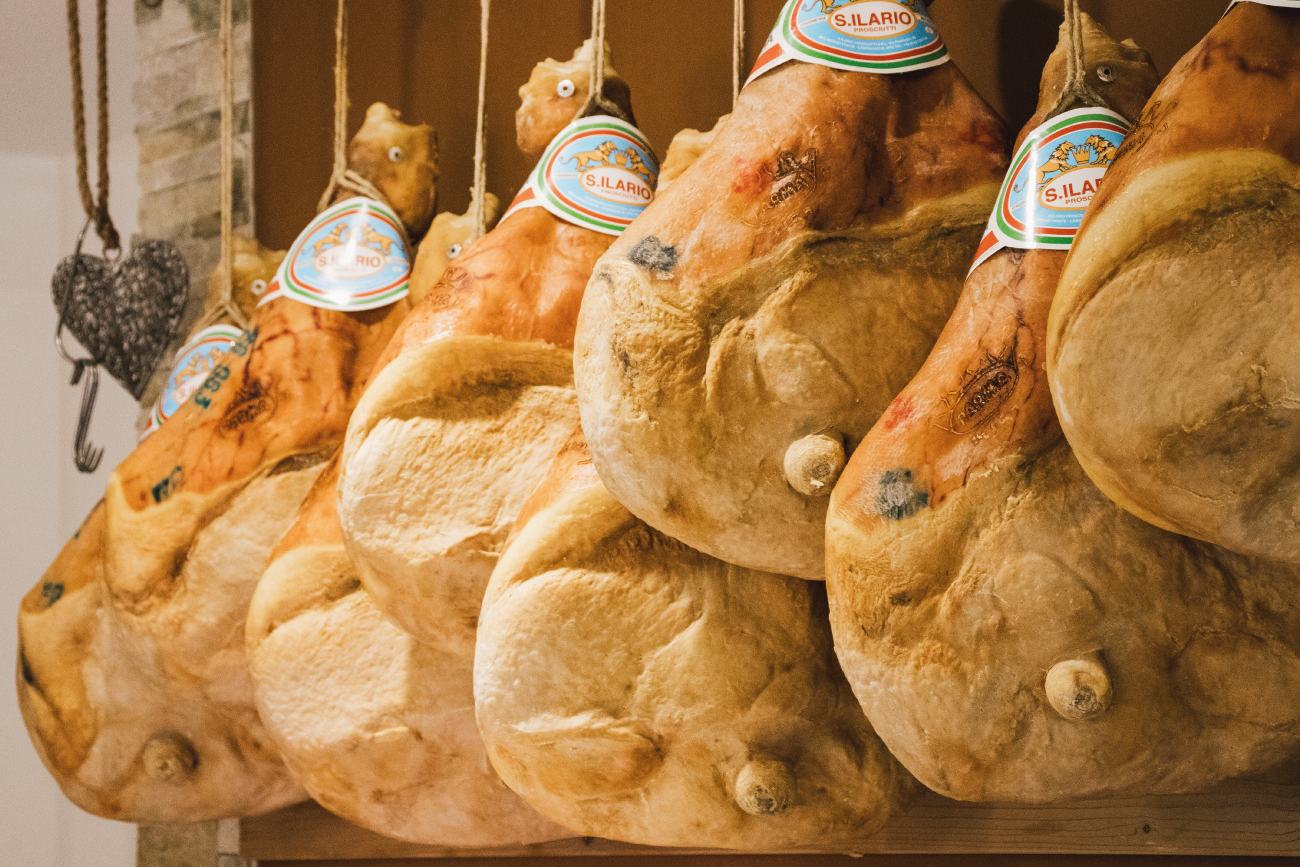 Prosciutti venduti da Garbelotto Formaggi