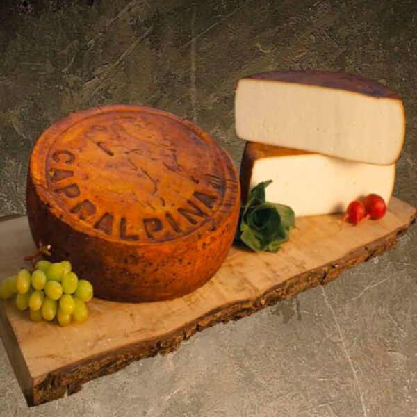 Forma di formaggio Capralpina tagliata a metà