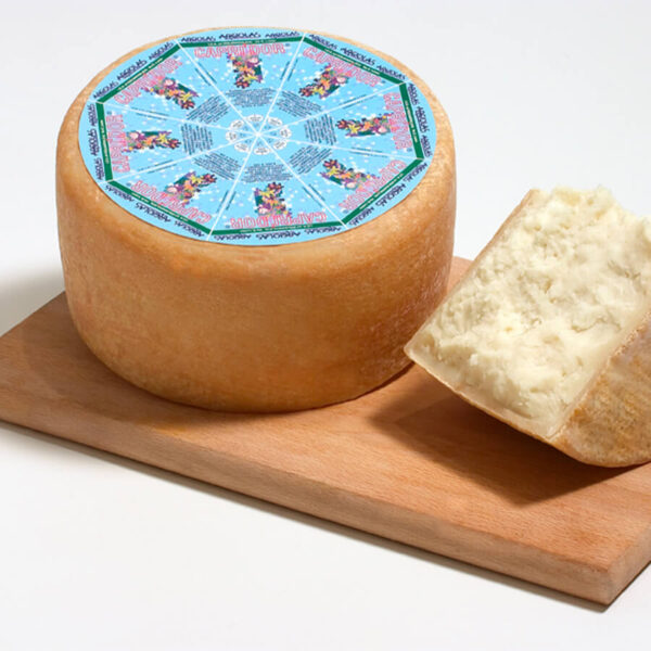 Forma di formaggio Capridor su tagliere