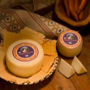 Pezzi di formaggio Caprottino Fresco su un piatto