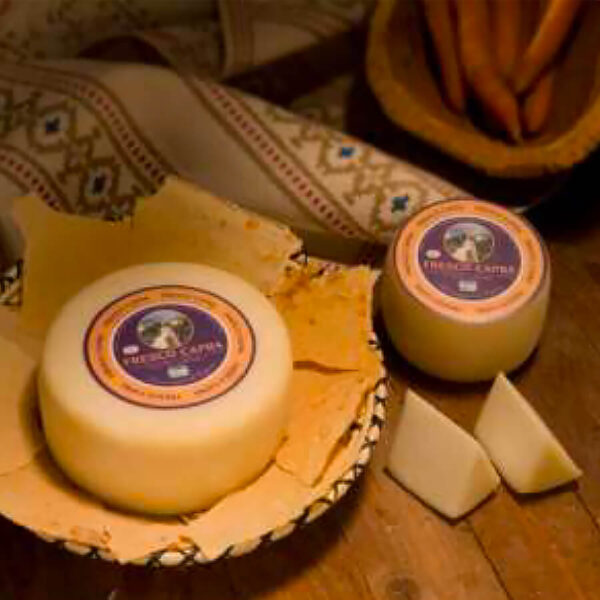 Pezzi di formaggio Caprottino Fresco su un piatto