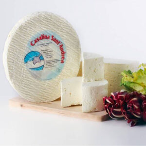 Pezzi di formaggio Casalina su tagliere di legno