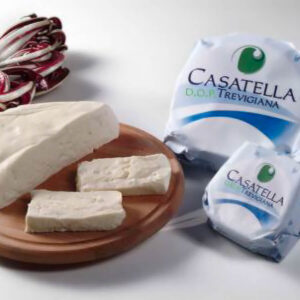 Pezzi di formaggio Casatella su tagliere di legno