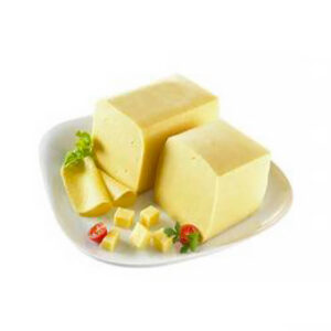 Fette di formaggio Edamer su un piatto