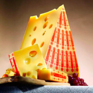 Pezzi di formaggio Emmentaler Svizzero DOP su un tagliere