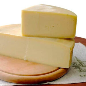 Forme tagliate a metà di formaggio Enemonzo Fresco