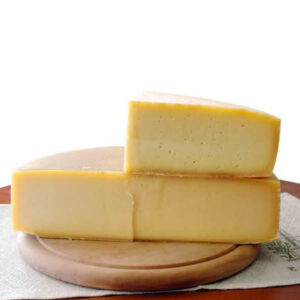 Forme tagliate a metà di formaggio Enemonzo Stagionato