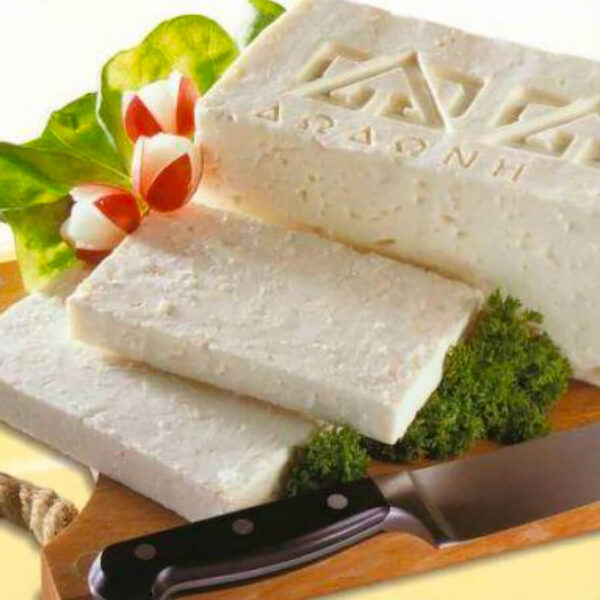 Fette di formaggio Feta Greca su un tagliere