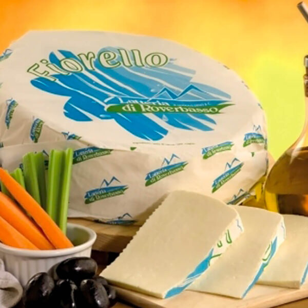 Forma e fette di formaggio Fiorello su un tagliere