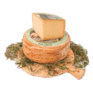 Forma di formaggio Focobon su un tagliere
