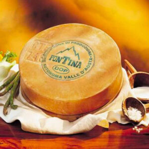 Forma di formaggio Fontina Aosta DOP