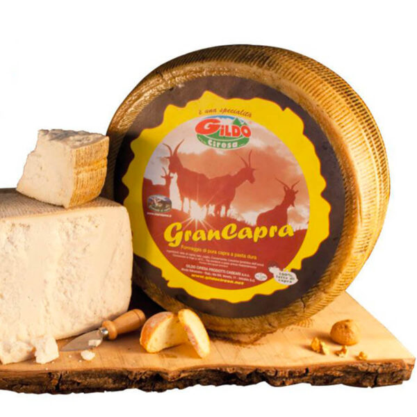 Forma di Formaggio Gran Capra su un tagliere