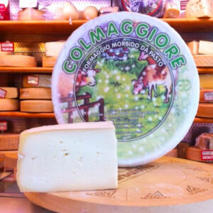 Forma di formaggio il Colmaggiore su un tagliere