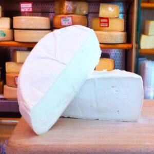 Forma di formaggio La Mureta tagliata a metà