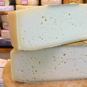 Forma di formaggio Latteria a Latte Crudo Agricansiglio tagliata a metà