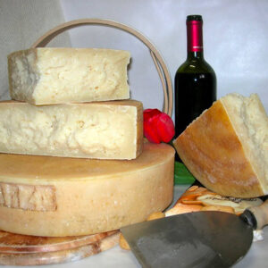 Pezzi di formaggio Latteria Tarzo su un tagliere