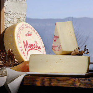 Pezzi di formaggio Moesin su un tagliere