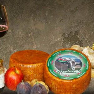 Due forme intere di formaggio Montecapra Semistagionato