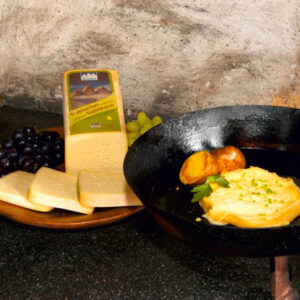 Fette di formaggio originale Dobbiaco su un tagliere