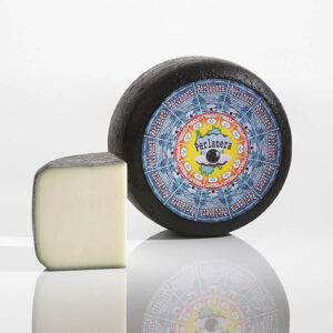 Forma di formaggio Pecorino Fresco Perla Nera