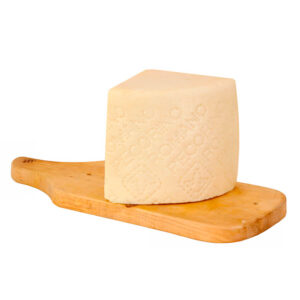 Pezzo di formaggio Pecorino Romano DOP su un tagliere