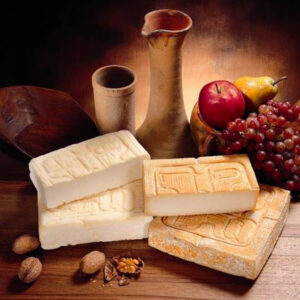 Fette di formaggio Quartirolo Lombardo DOP in mezzo a noci, mela e uva