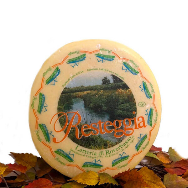 Forma di formaggio Resteggia su una base di foglie autunnali