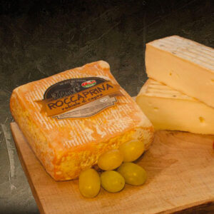Pezzi di formaggio Roccaprina su un tagliere
