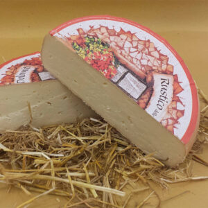 Forma di Formaggio Rustico delle Dolomiti tagliata a metà