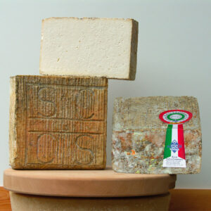 Pezzi di formaggio Salva Cremasco DOP su un tagliere