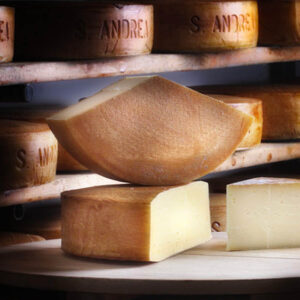 Forme di formaggio Sant'Andrea Mezzano su dei ripiani