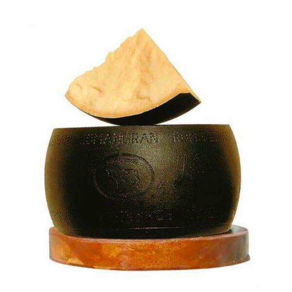 Forma di formaggio Semiduro Mantuanella su un tagliere