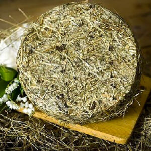 Forma di formaggio Sottofieno su un tagliere