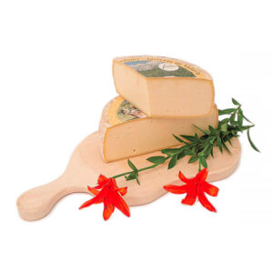 Pezzi di formaggio Spres su un tagliere