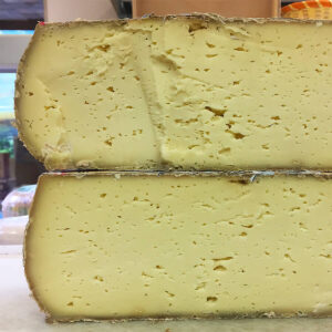 Sezione di una forma di formaggio Val di Sole a latte fieno