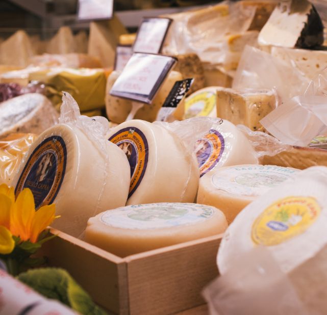 Formaggi esposti nel negozio di Garbelotto Formaggi