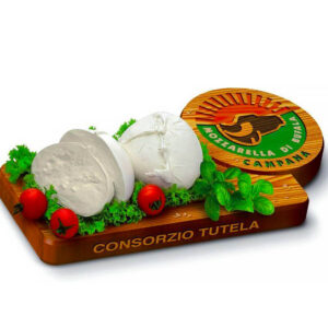 Mozzarella di Bufala Campana DOP su un tagliere con pomodorini ed insalata